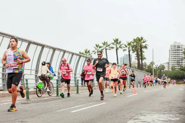 Atleta compitiendo en la maratón de Lima 42k