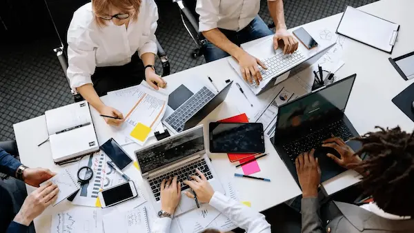 productividad en el trabajo en un entorno de oficina organizado