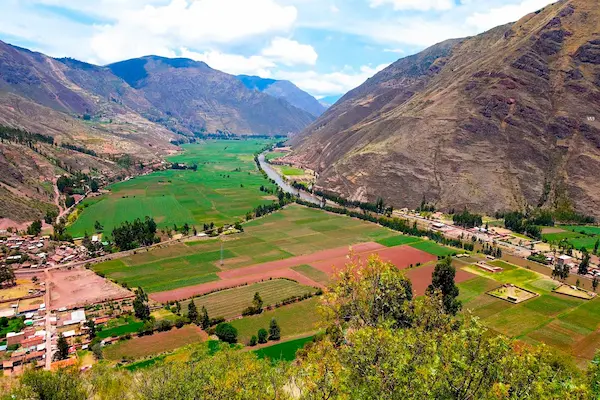Vista panorámica de Cusco y los Andes durante un viaje turístico en Perú