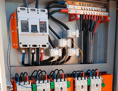 Tableros eléctricos industriales utilizados para la distribución, control y protección de sistemas eléctricos en entornos industriales.