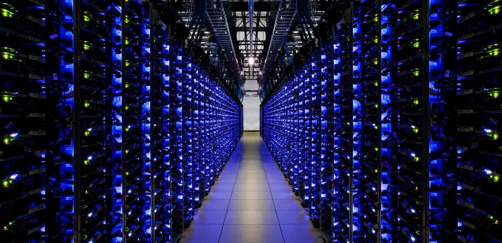 Infraestructura de centro de datos con servidores y sistemas de almacenamiento de información.
