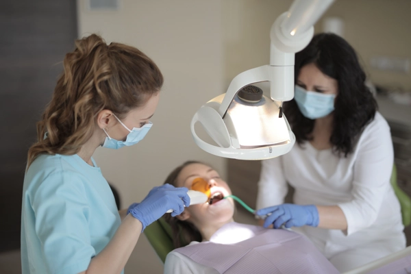 Profilaxis dental realizada por odontólogo para cuidar dientes y encías