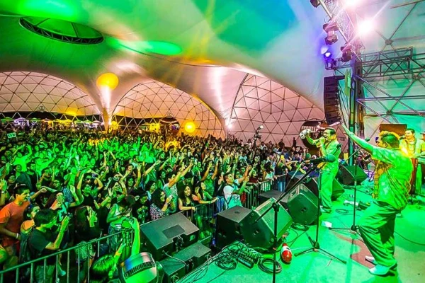 Público bailando en un concierto de grupos de cumbia peruana