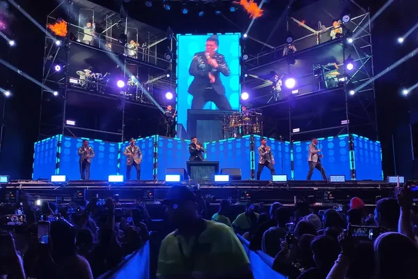 Concierto de cumbia en un estadio lleno